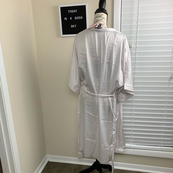 ❗️SOLD❗️Victoria’s Secret silk kimono robe - Picture 4 of 4